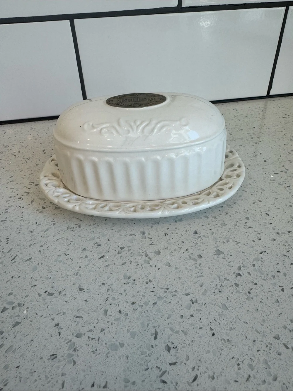 THL French Farmhouse White Ceramic Butter Dish w/ Bronze “BUTTER” Plaque – EUC